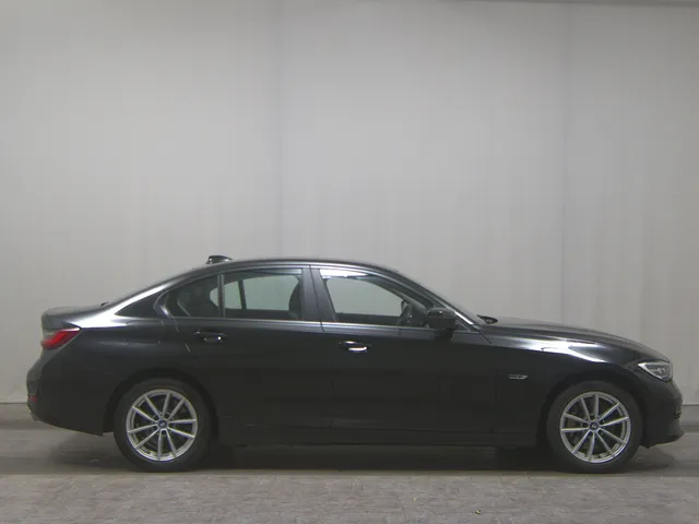 BMW 330e Advantage
