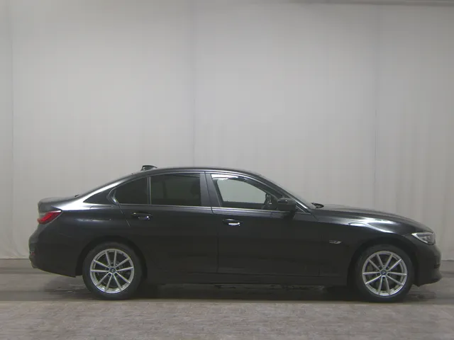 BMW 330e Advantage