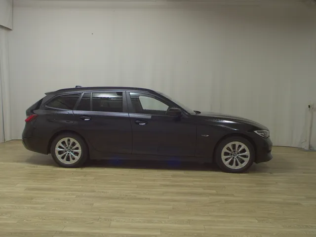 BMW 320e Touring Advantage