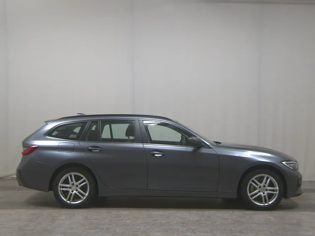 BMW 330iA Touring Advantage
