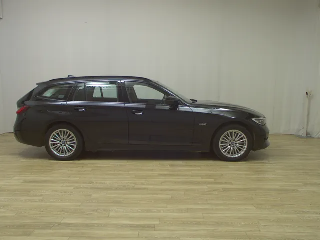 BMW 330e Touring Sport-Line