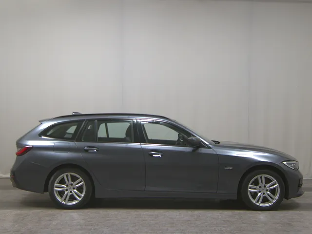 BMW 330e Touring Sport-Line