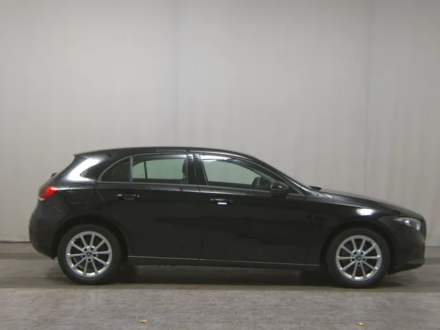 Mercedes-Benz A 250 e Navi LED MBUX PDC SHZ Lane