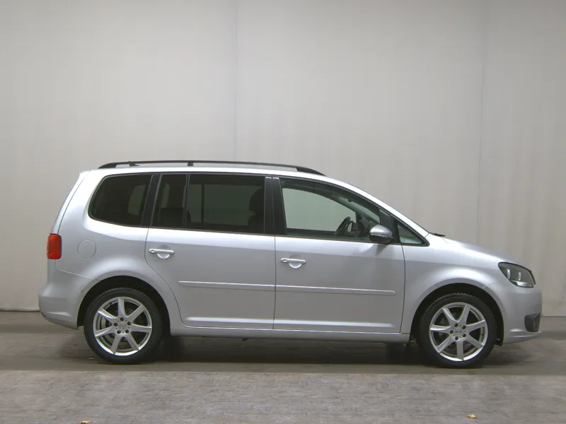 Volkswagen Touran 1.6 TDI Comf. NAVI KLIMA RADIO TEMPO MFL - fotografija vozila