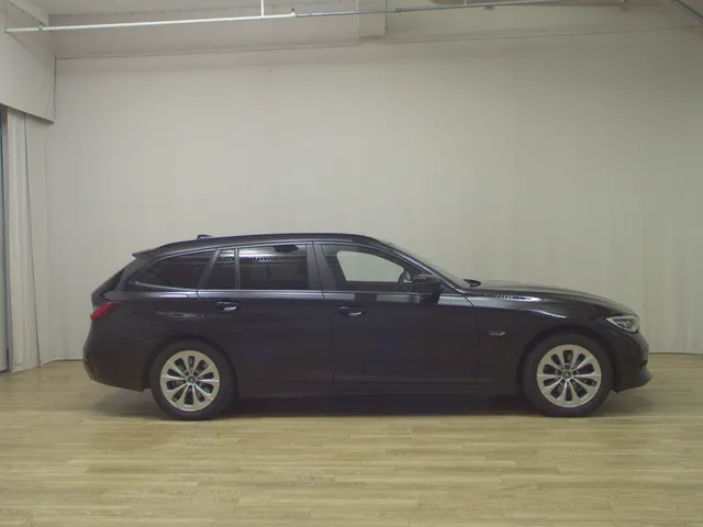 BMW 320e Touring Advantage
